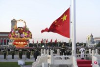 超过30万人齐聚天安门广场观看中国十一升旗仪